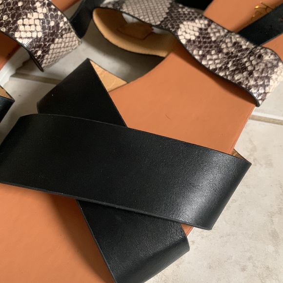 Flat cross over sandals new two diff foot sizes 8.5 and 7 - Picture 4 of 4